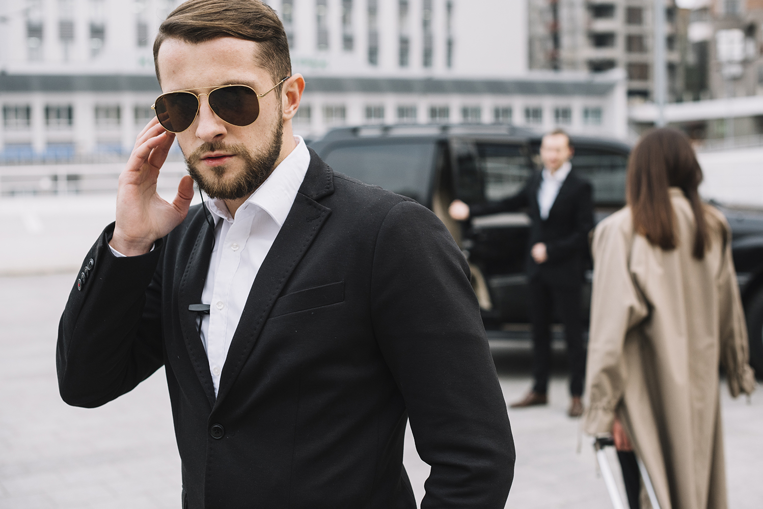 vista-frontal-equipo-seguridad-trabajando-resize